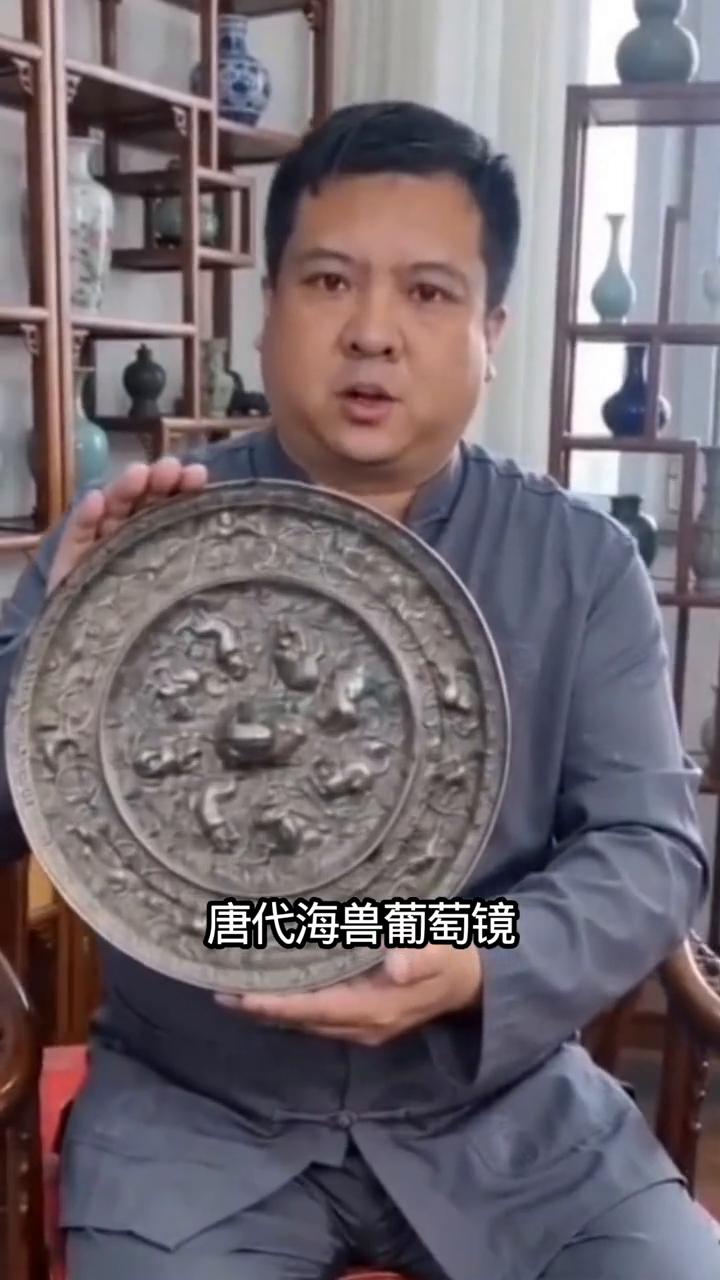 1400W铜镜的真面目。
这面直径21.3cm的唐代海兽葡萄镜，2012年北京瀚