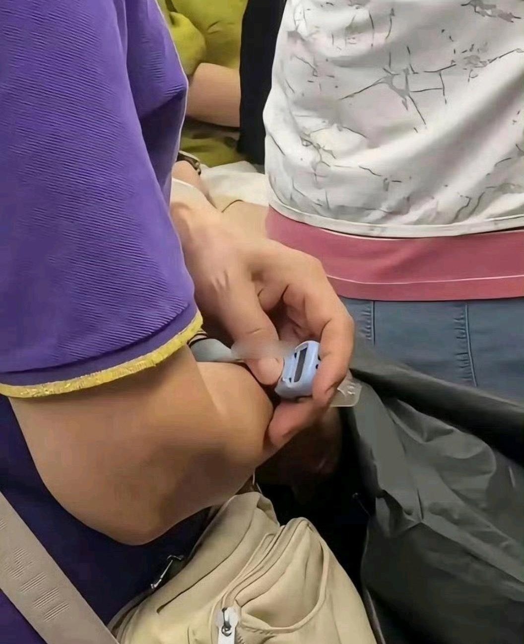 在地铁上遇到的，阿姨拿个小东西一直在按，这是什么东西啊 ​​​