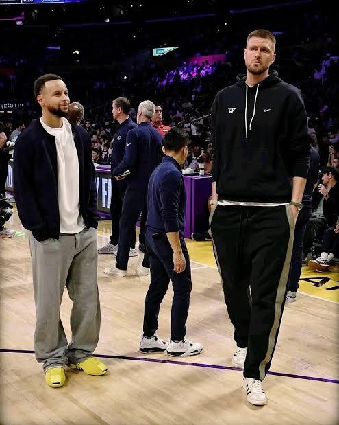 科尔表示，库里明天将会出战。勇士本赛季最后阶段要在4天内打3场比赛，这也是考量因