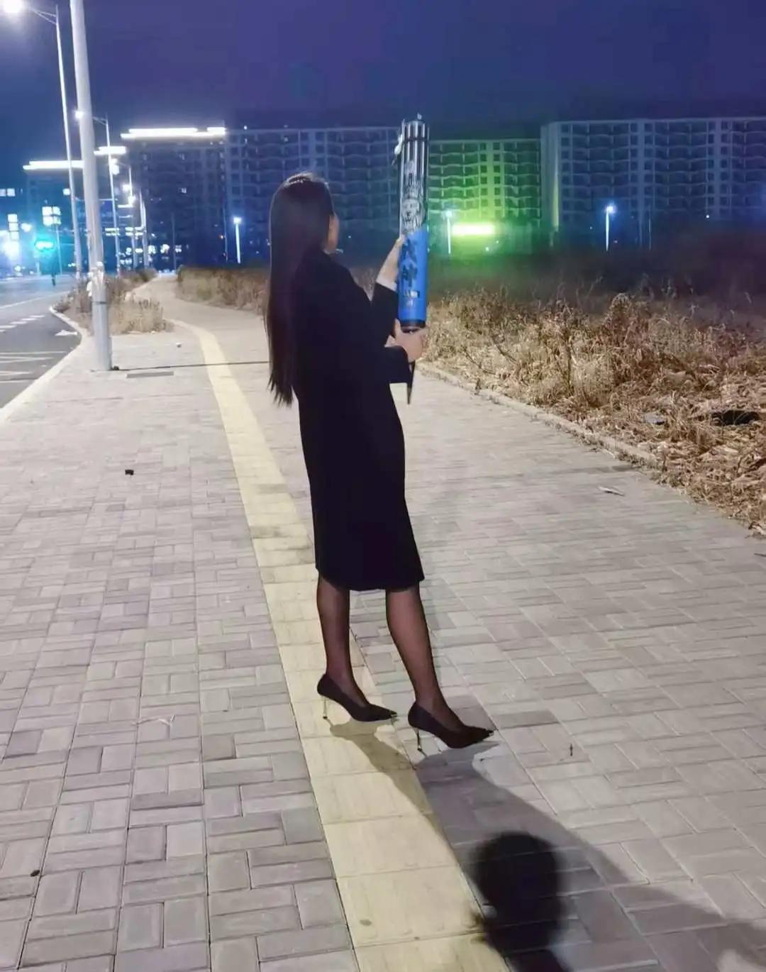 夜晚还是很凉的，配上这大衣刚刚好！