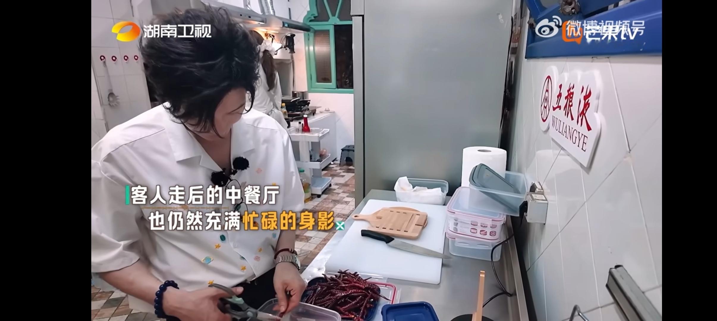 林忆莲听了也得动情 看到大家在收拾厨房，迪娜唱了《至少还有你》给大家打气，一起边