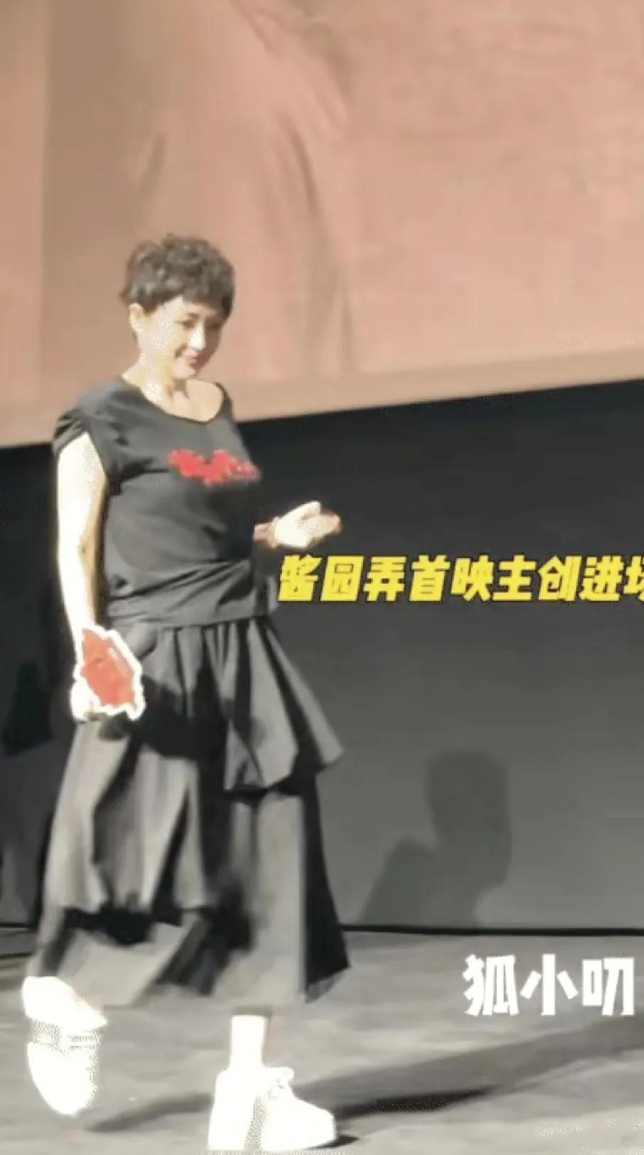 居然有这么一天，章子怡的仪态输给了杨幂[捂脸]
她怎么这么走路呢，看起来好显年龄