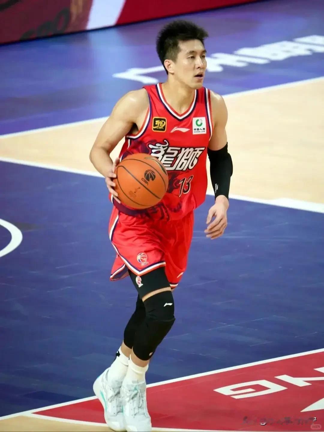 盼了好久终于盼到今天！今晚的赛场注定看点拉满，郭艾伦再度披挂上阵，迎战带伤出战的