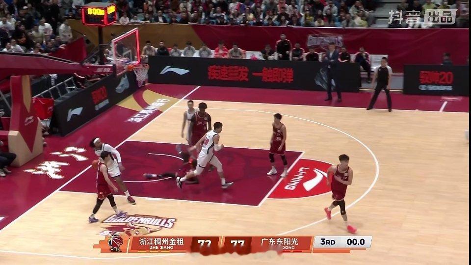 浙江男篮vs广东男篮第三节打了个20平，双方来到最后一节的争夺。 