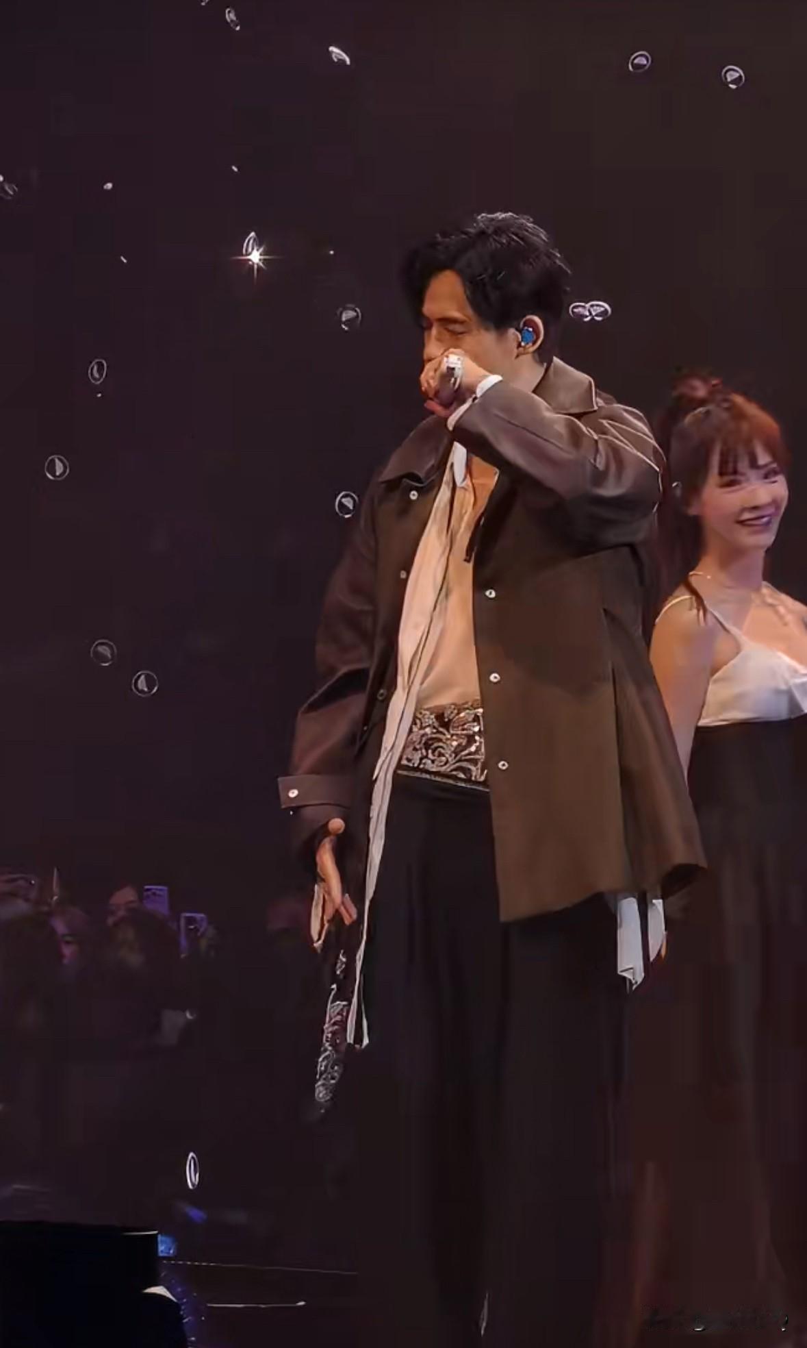 惊呆了，周渝民一改内敛形象，在F4演唱会上表现得十分外放，但油腻感十足。

也许