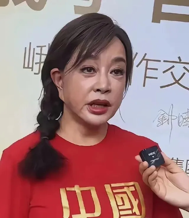 原来人年纪一大，不仅嘴唇会变薄，嘴巴还容易变歪呀 
