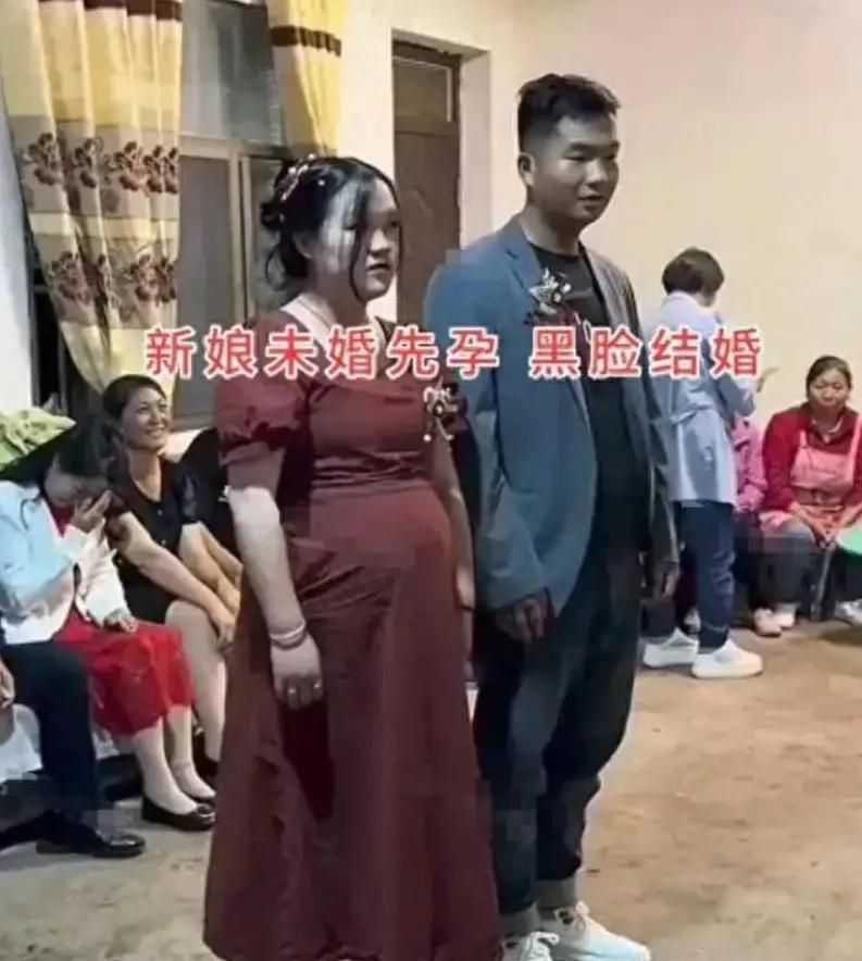 彩礼黄了的婚礼，寒了姑娘的心
 
这是河南省某市的一场婚礼，这场婚礼打从一开始就