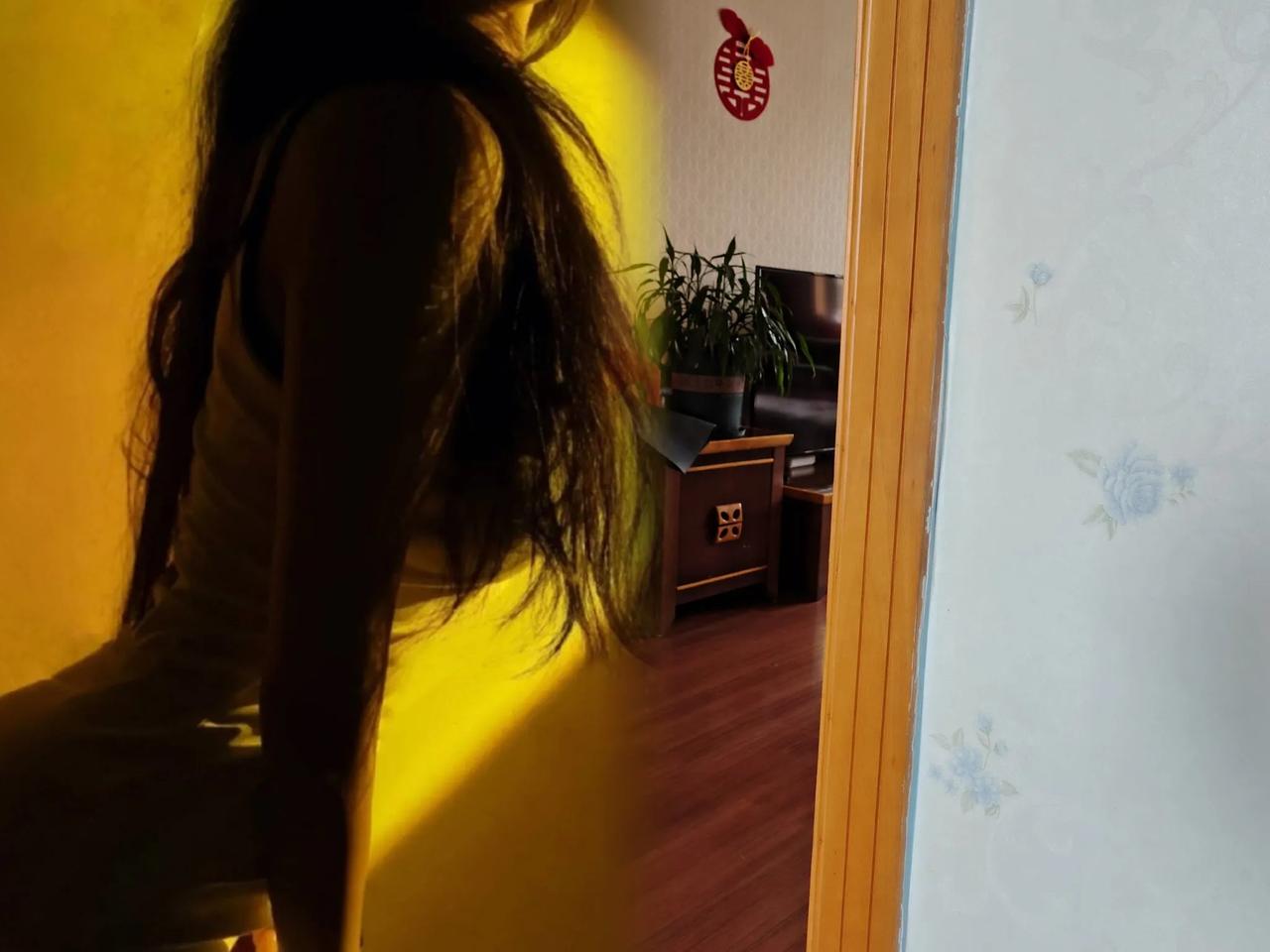 在丈母娘家住！早上起来上厕所，一开门撞见正在换衣服，幸亏还没睡醒视线模糊，但是感