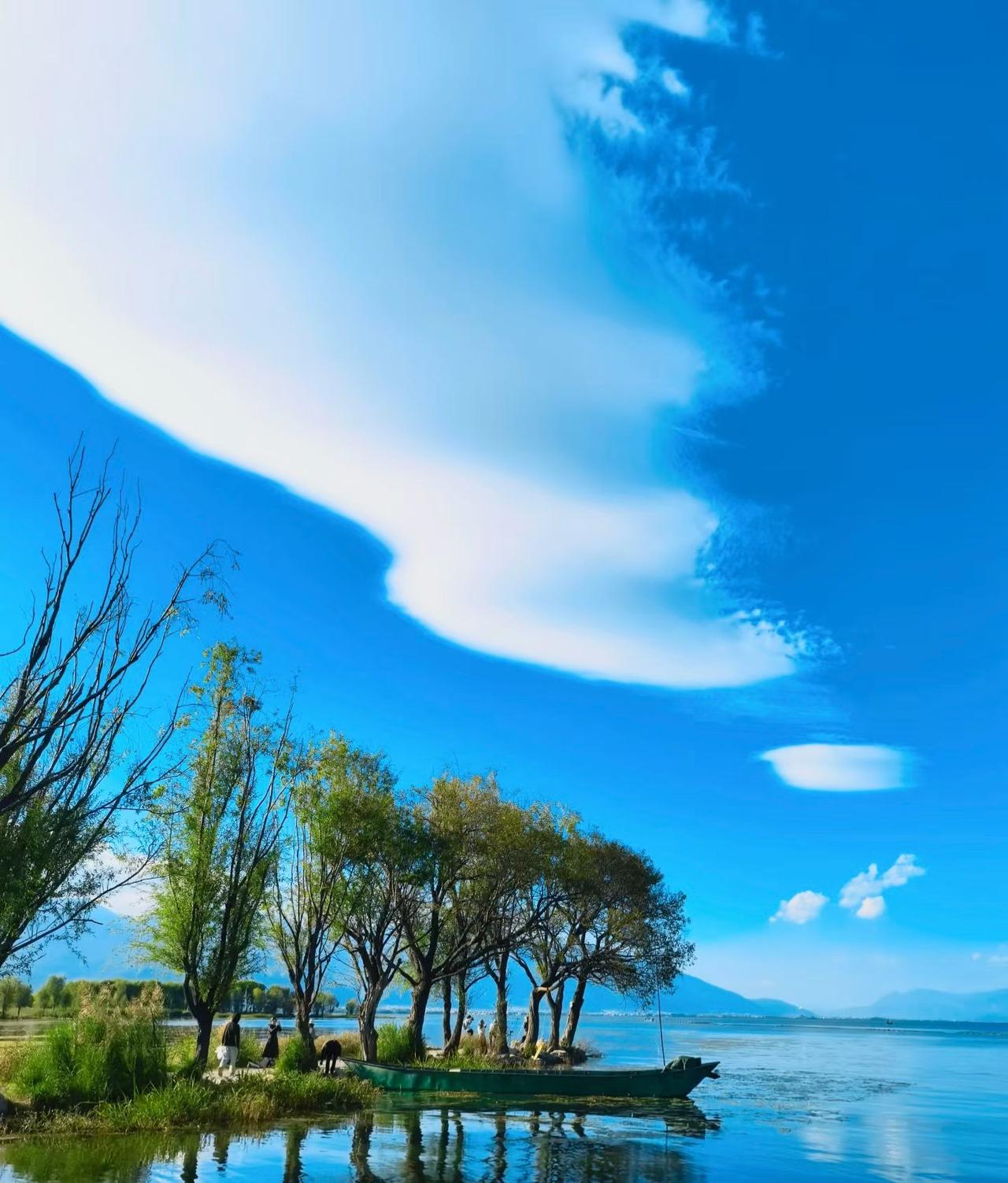 它们是天空的羊群，被无形的牧人驱赶，漫步在蔚蓝的牧场。
用镜头记录大自然的景色