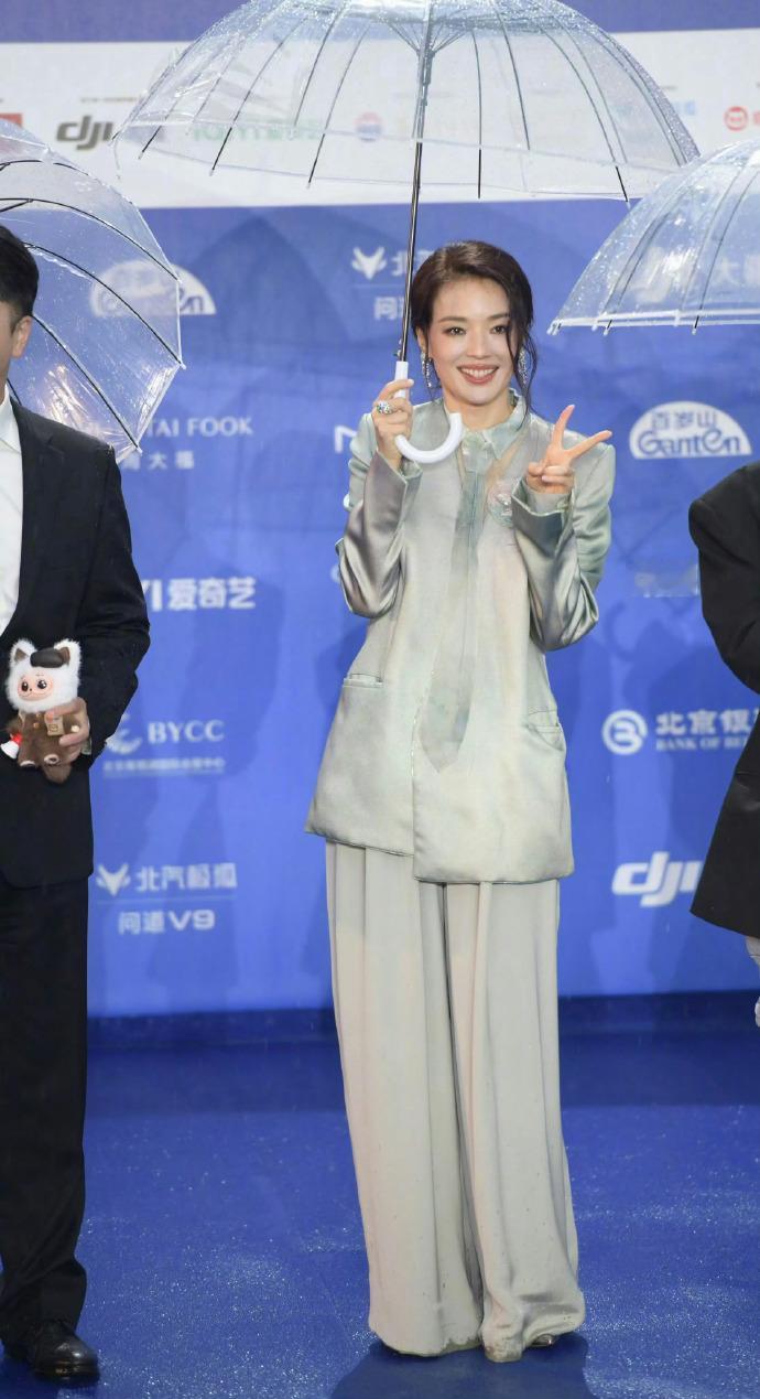 今天舒淇在北京参加电影节，她这次搭配的好高级，看上去也很有国际范儿。

舒淇上身