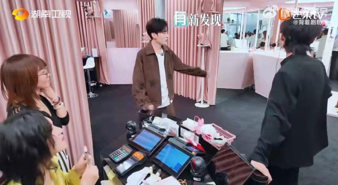黄晓明掌管情绪价值的神巴黎合伙人名场面 晓明哥这隐藏技能也太惊喜了！给顾客化妆时