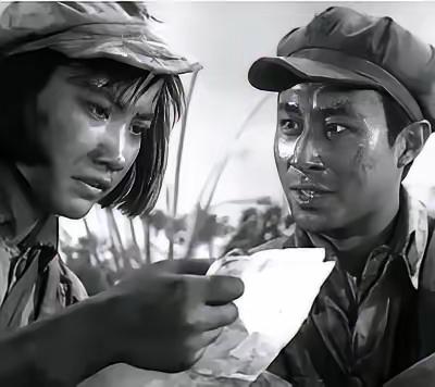 1953年，纪桂祥摸进敌军破庙想抓美国大兵立功，结果一锅端了11个长发女兵，连饭