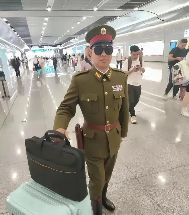 请问一下，这哥们儿穿的是什么制服？看起来威风凛凛的！