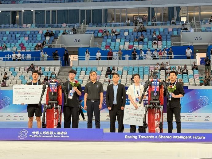 宇树机器人“撞人逃逸”火到国外，王兴兴回应：下次不遥控了