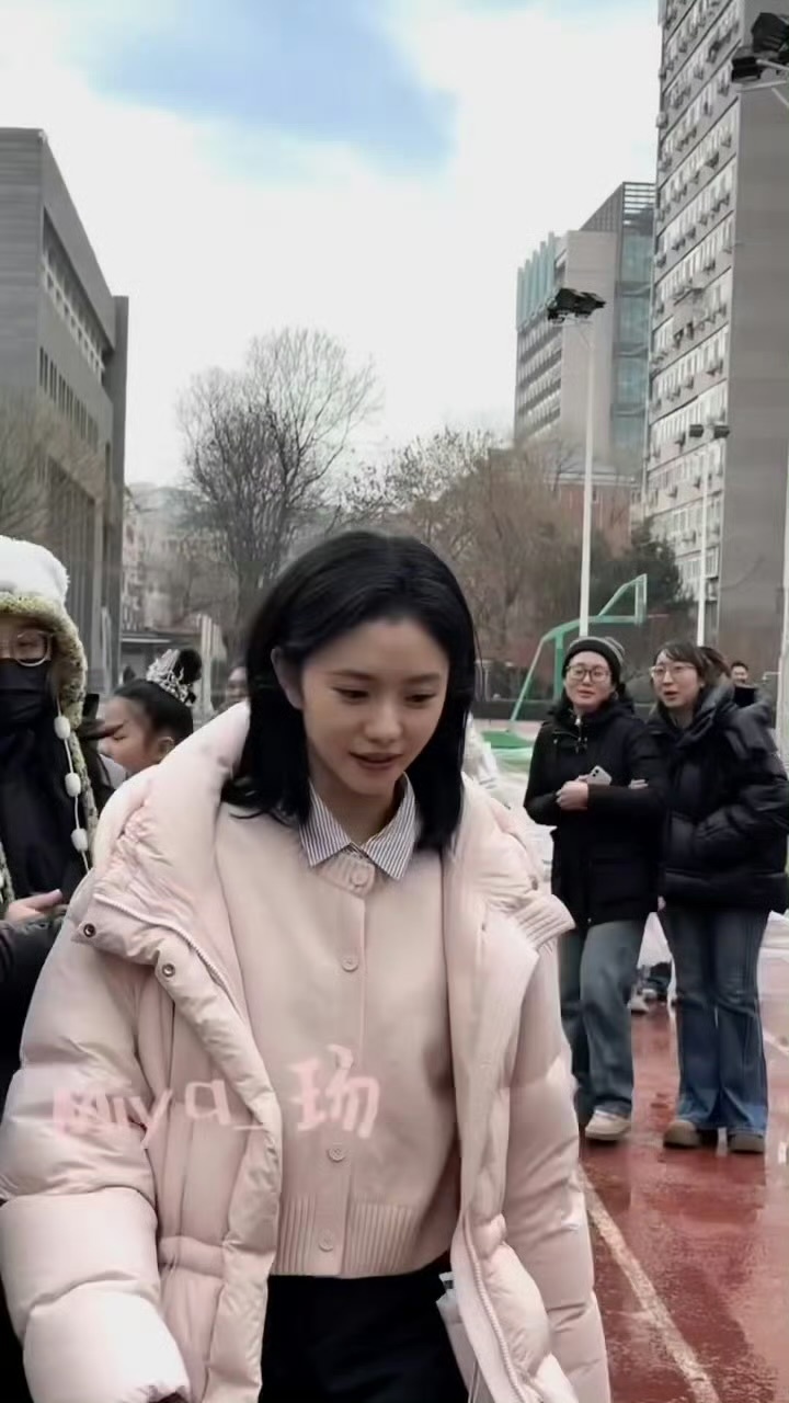 刘浩存回母校拍戏了刘浩存北舞拍戏路透回母校了 