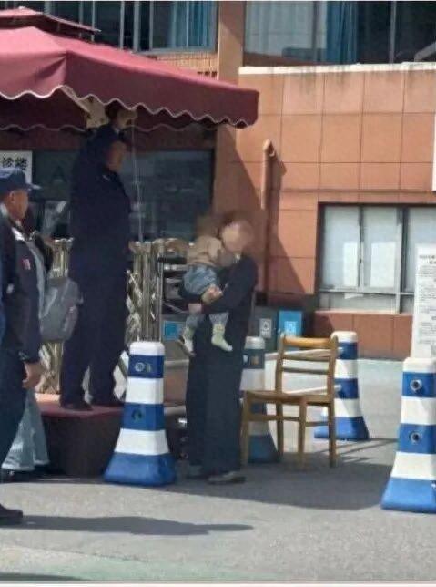 平凡岗位彰显人间大爱！浙大儿院保安金富生暖心一幕刷屏社交平台，生病孩童哭闹不止家