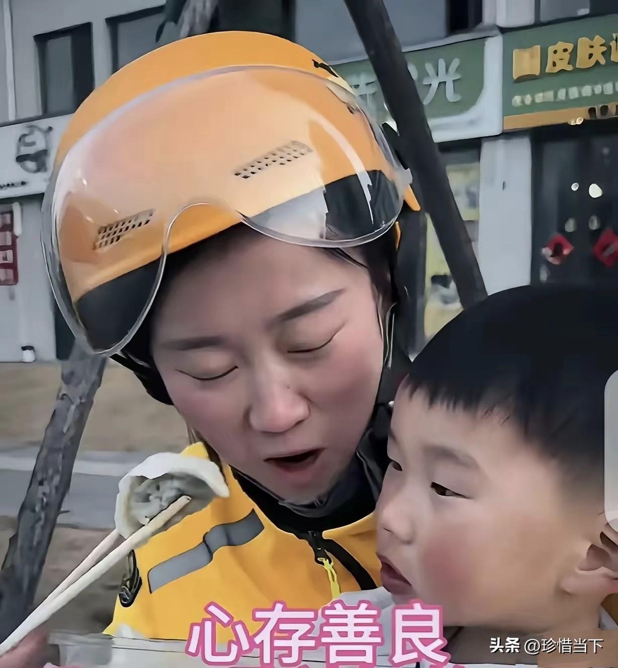 破防了！女子大年初二，带着年幼的儿子送外卖，捡到装着1万多现金、身份证、医保卡的