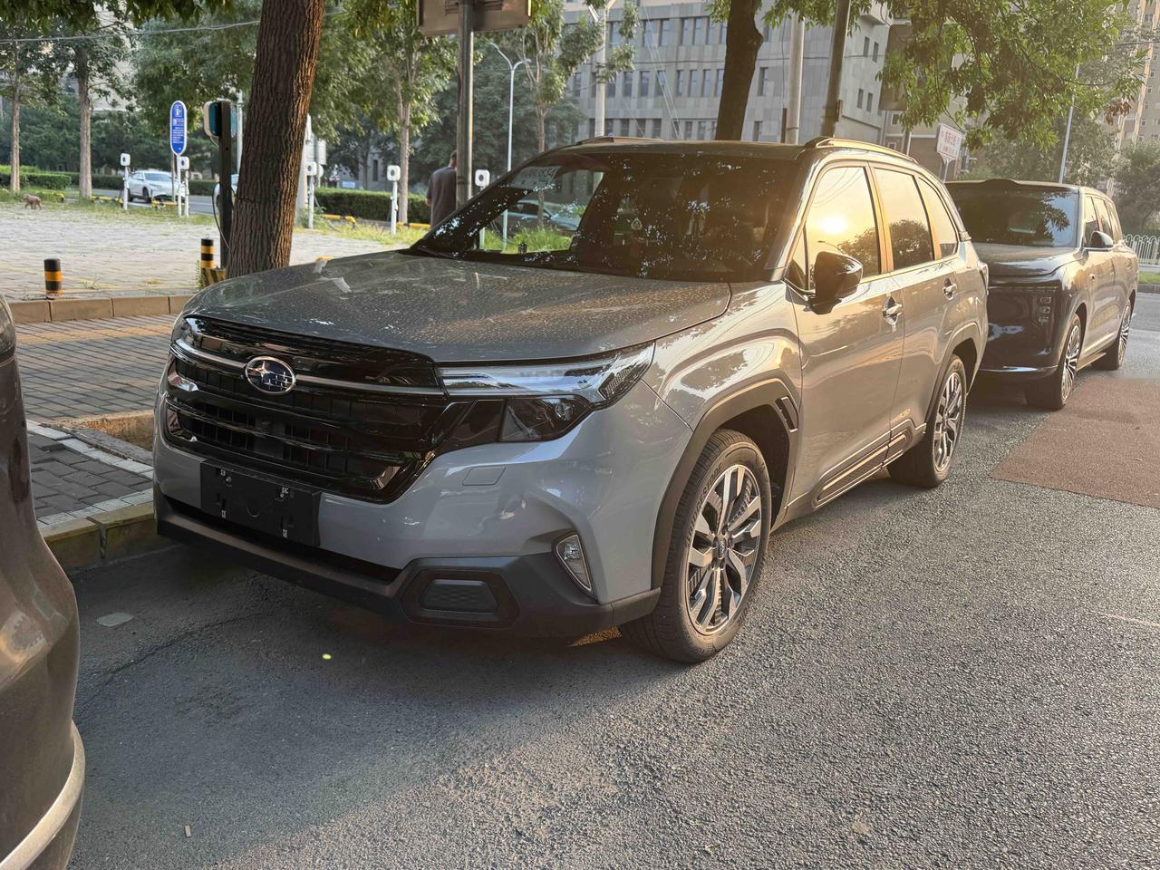 今天在路上偶然看到一款新车——斯巴鲁全新森林人，一查去年7月国内就已上市，但路上