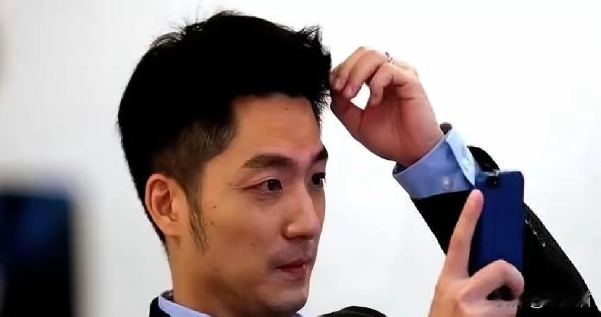 最近蒋万安这一举动，让不少人目瞪口呆。上午还和郑丽文笑着握手，下午立刻反转，直接