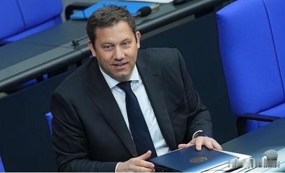 德国财长拜尔说了两句狠话，第一句是“我们不要中国垃圾！”第二句是：“德国决不当傻