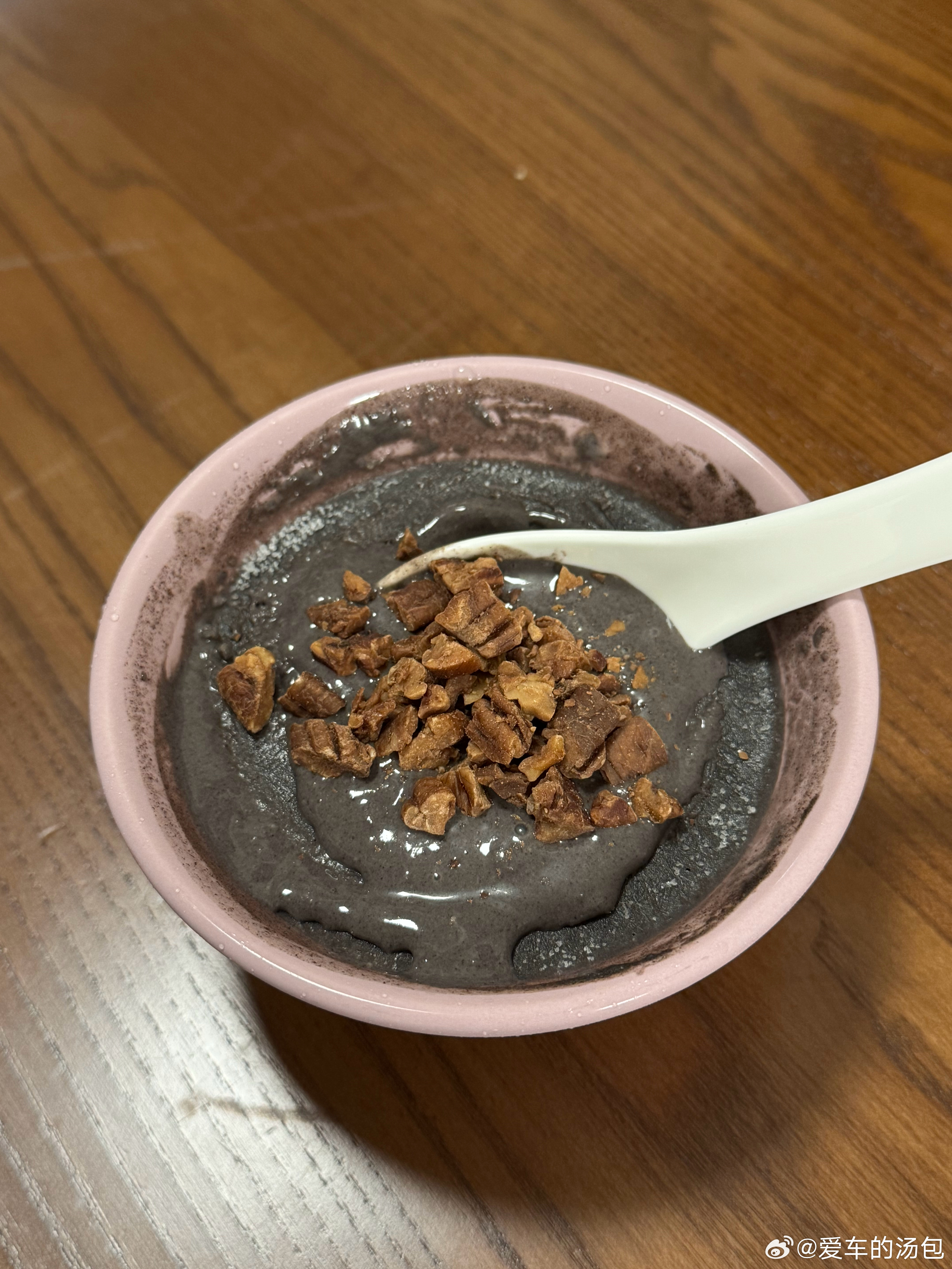 有次吃火锅点了个甜品叫黑芝麻冰浆一尝这不就是黑芝麻糊冰沙的么，回来放包黑芝麻糊加