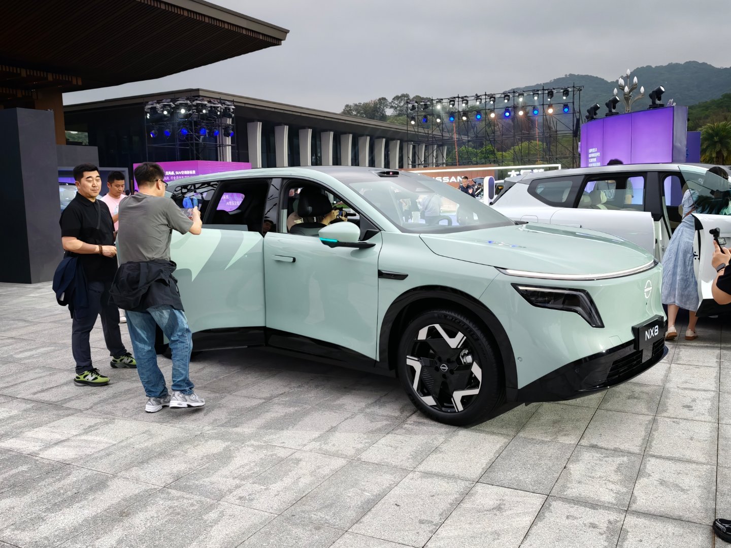 日产nx8这次配色挺多，我最喜欢的还是这个青色，这个颜色和小米yu7影青色 