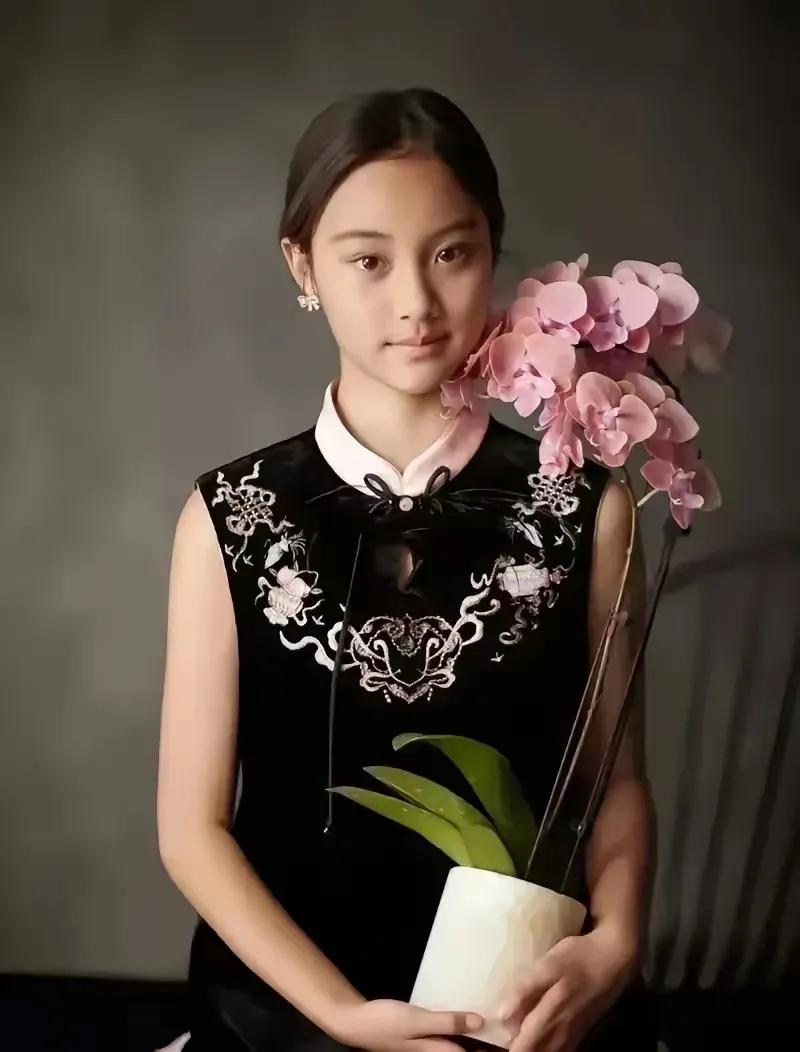 你敢相信吗？她已经不是当年的小女孩了！
第一，女大十八变，越变越好看！
第二，完