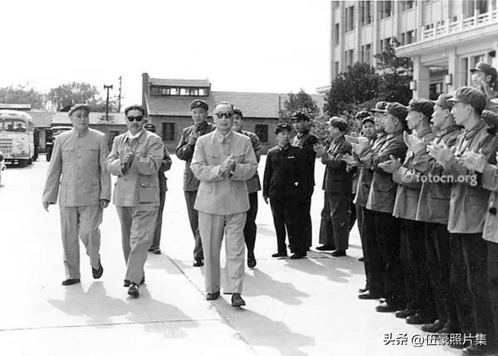 1964年5月25日，刘伯承、贺龙、聂荣臻三位元帅，以及罗瑞卿大将、彭绍辉上将等