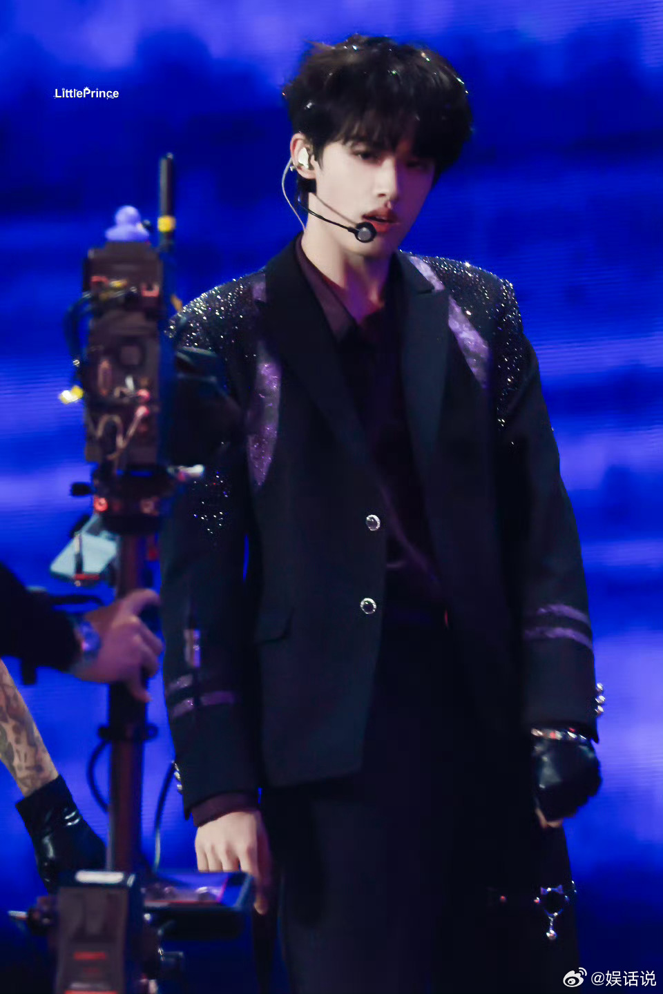 张极紫色衬衫配腿环 张极舞台造型太会了！紫色衬衫搭腿环又酷又撩，顶级身材比例完美