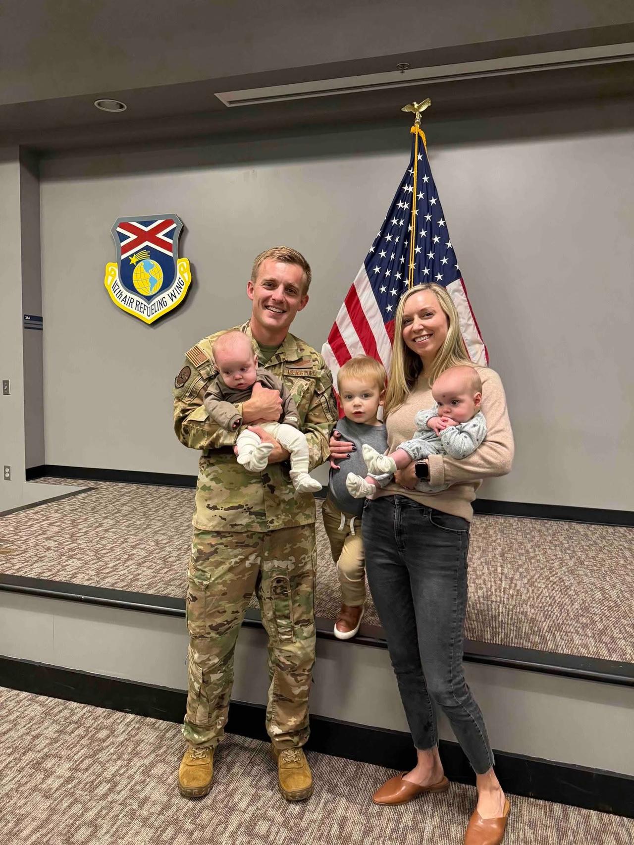 KC-135R加油机坠毁阵亡的John A. Klinner少校，33岁，与妻子