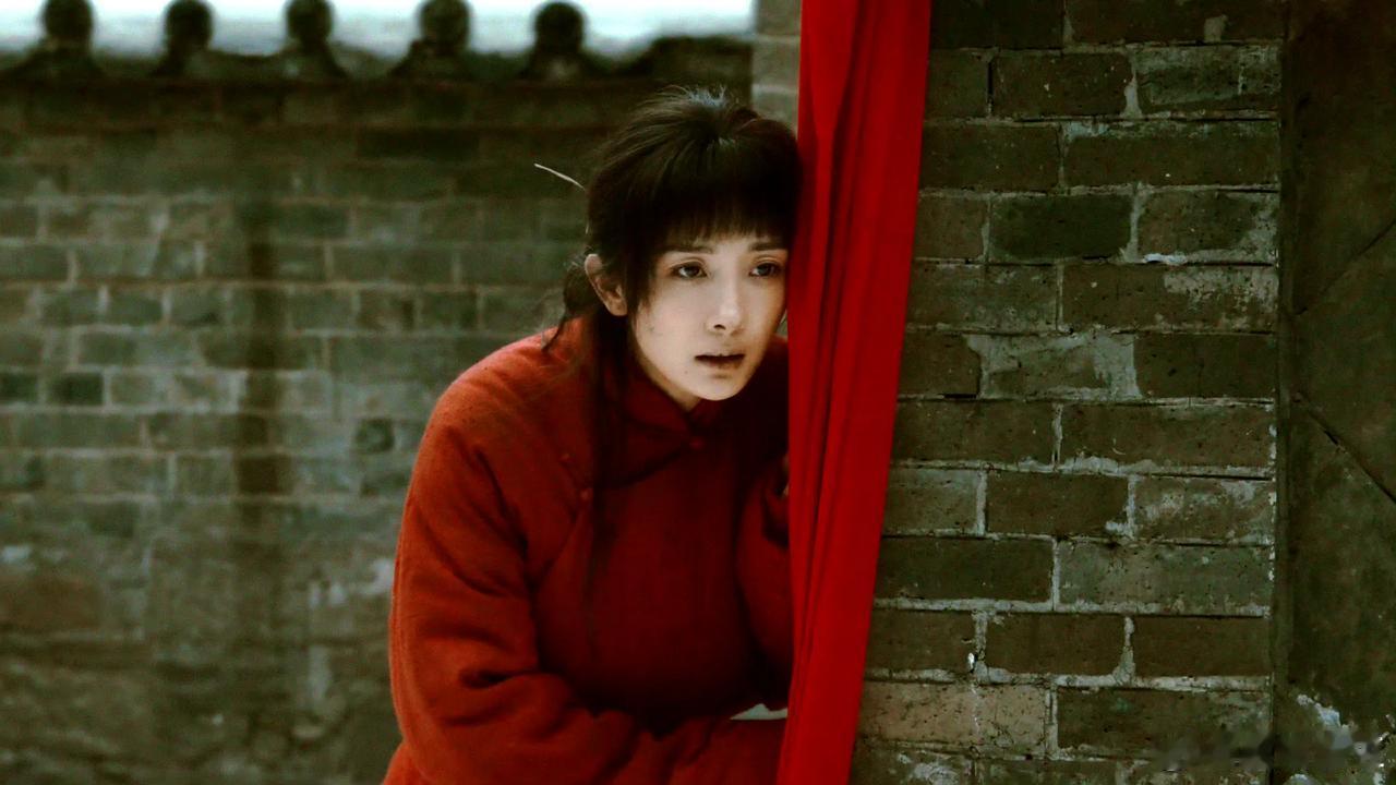 《生万物》一开播就给2025年的剧圈来了记惊雷——杨幂带着这部新作，直接把首日全