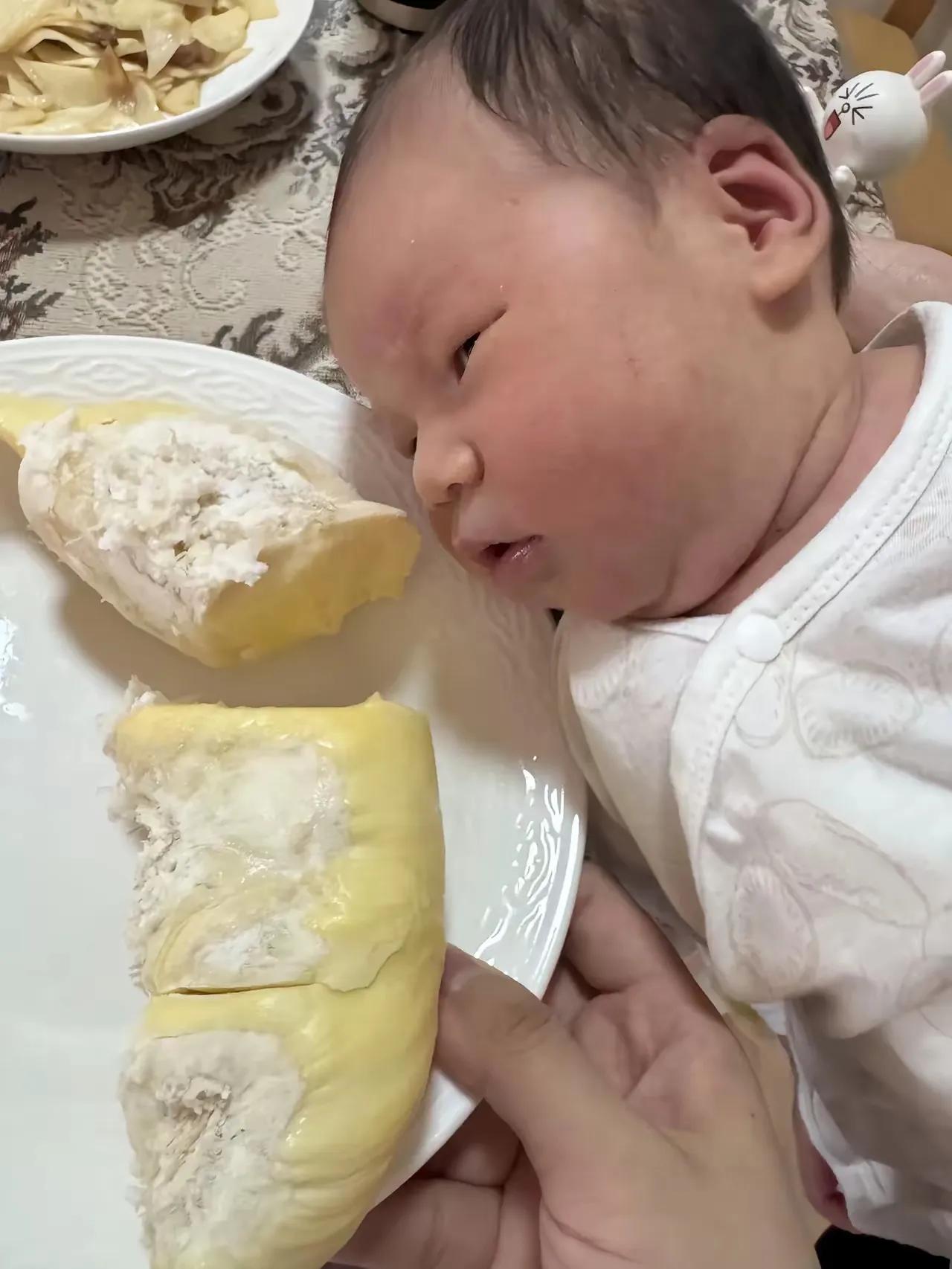 哺乳期花228买个榴莲下奶，转头就被婆婆送给串门的亲戚，说家里没人吃。我裹着毛毯