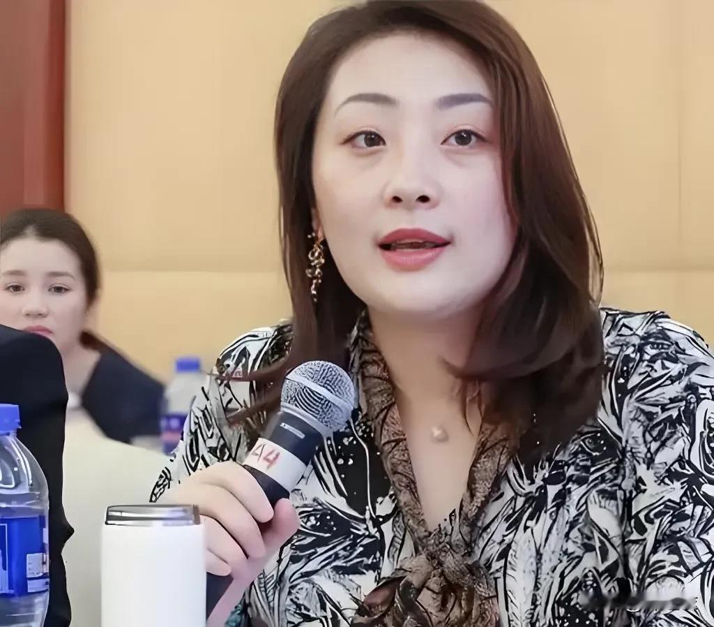从出国留学的那天开始宗馥莉应该就知道这条路不好走了，不然谁在冰箱安监控。

而杜