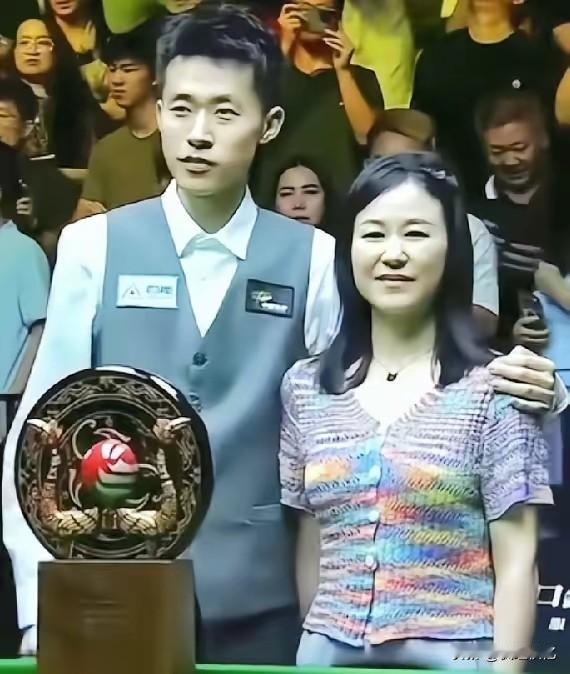 常冰玉夺冠与妈妈张丽萍合影。
夺冠唯一遗憾，爸爸没来，正如赛后常冰玉所说，非常感