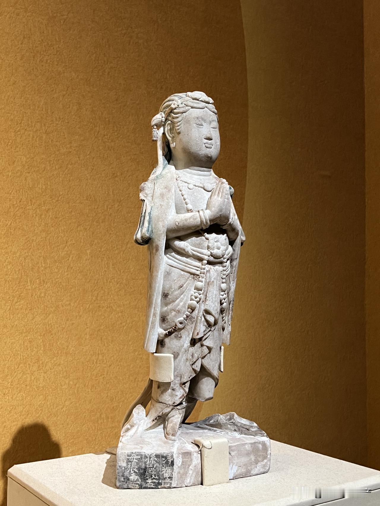 今天给大家介绍的是唐代系列立像，包括菩萨立像、白石雕天王像以及白石雕阿难立像，这