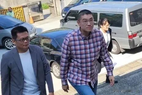 爆收到集资小物   谢国梁质疑贿选

有民众14日在脸书“基隆人”社团发文，表示