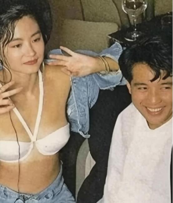 1980年，热恋中的林青霞和秦汉留下了一张不可多得的亲密合影。画面中的林青霞穿着