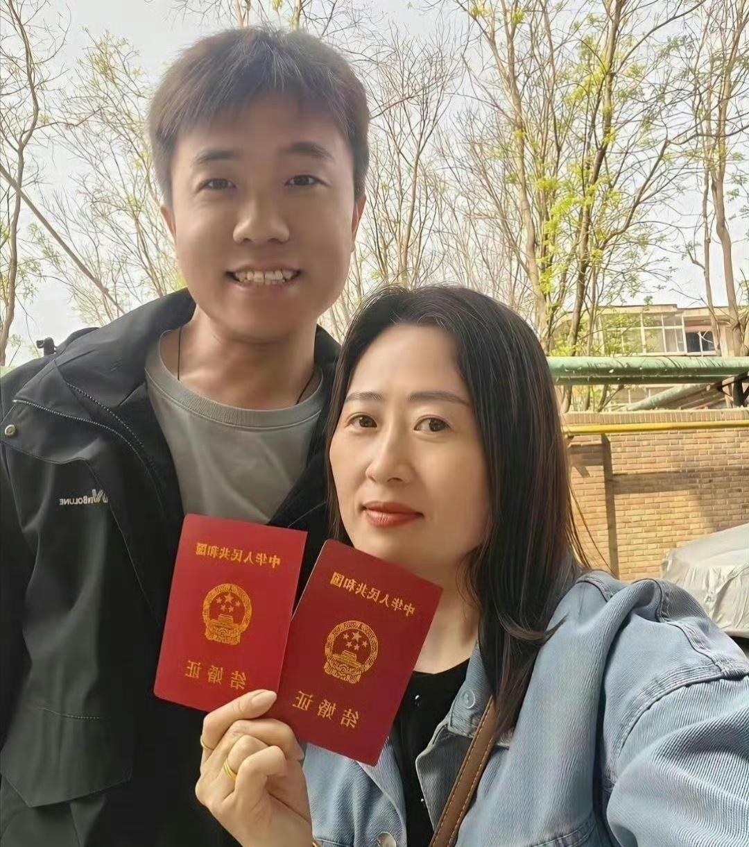 老牛吃嫩草的年代已经过去，现在小牛开始吃枯草了 ​​​…