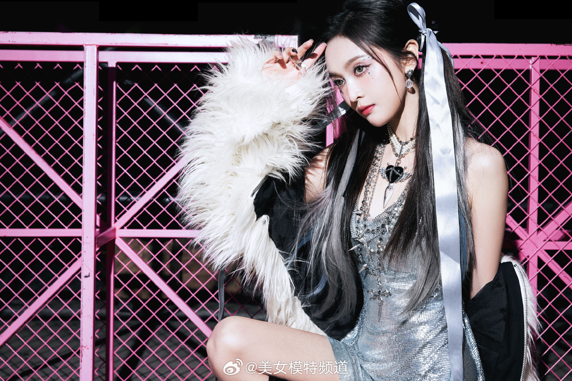 吴宣仪蝴蝶刺青美背 