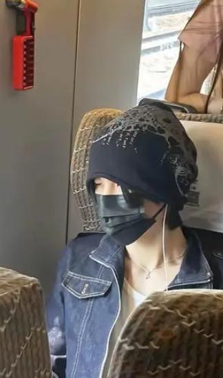 李权哲现在怕是悔得拍大腿！7月24日G1043次高铁上，一名女生的一等座被他强行