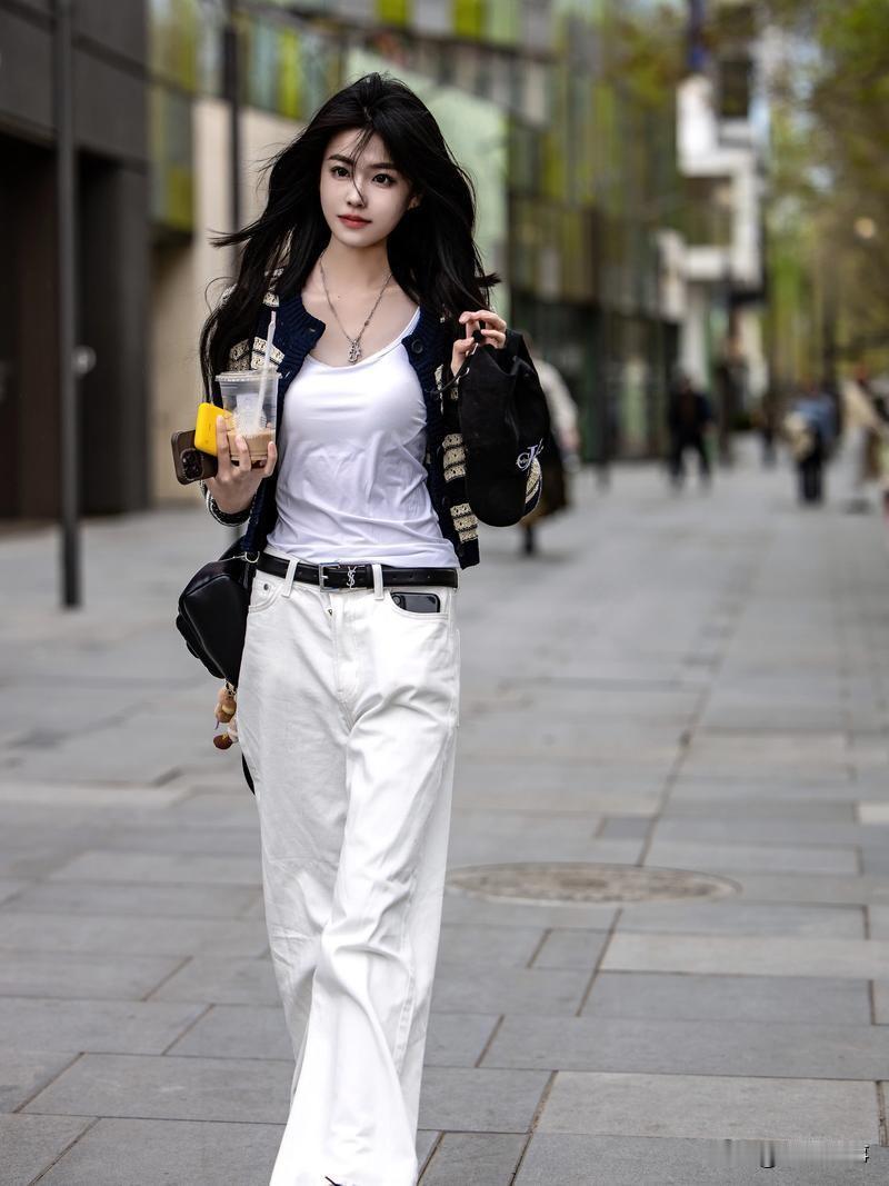 离婚后，不要穿太艳
……
离婚两个月了，我的生活如夏日的云舒卷开来。

昨天，去
