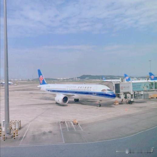 今天，全国人民再次自豪感膨胀！南方航空也启用了国产大飞机！首飞成功！
 
南航是