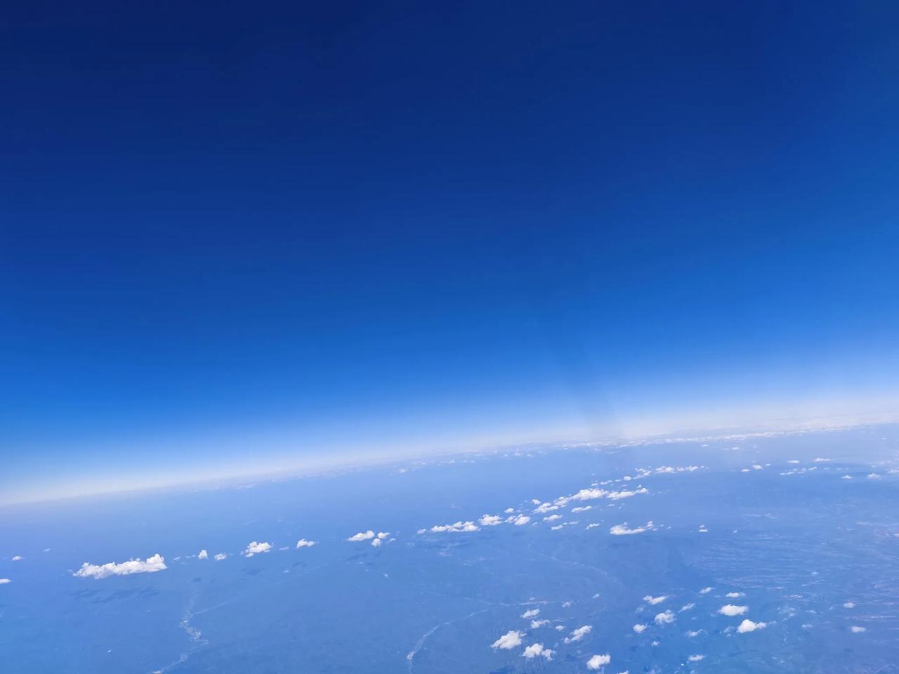 天空就像一个爱变脸的小朋友，今天又换上了它最爱的蓝色外套，我赶紧咔嚓一声，把它的