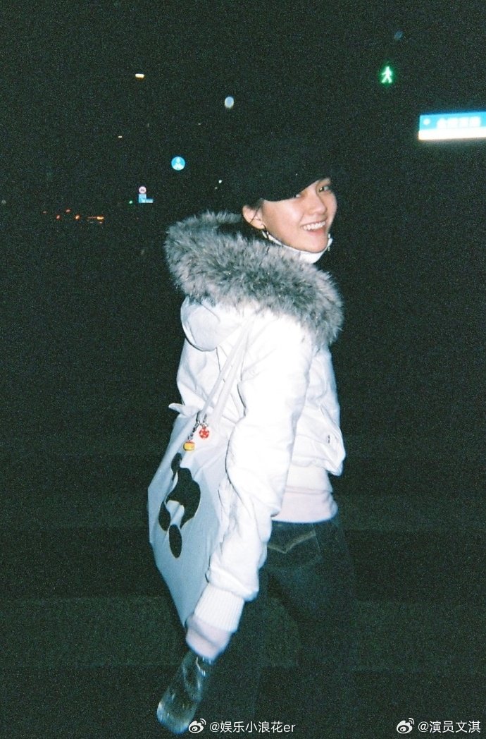 文淇 我毕业了 粉丝：文淇，你开学了吗？文淇：我毕业了 看得出这个陈文淇毕业很开