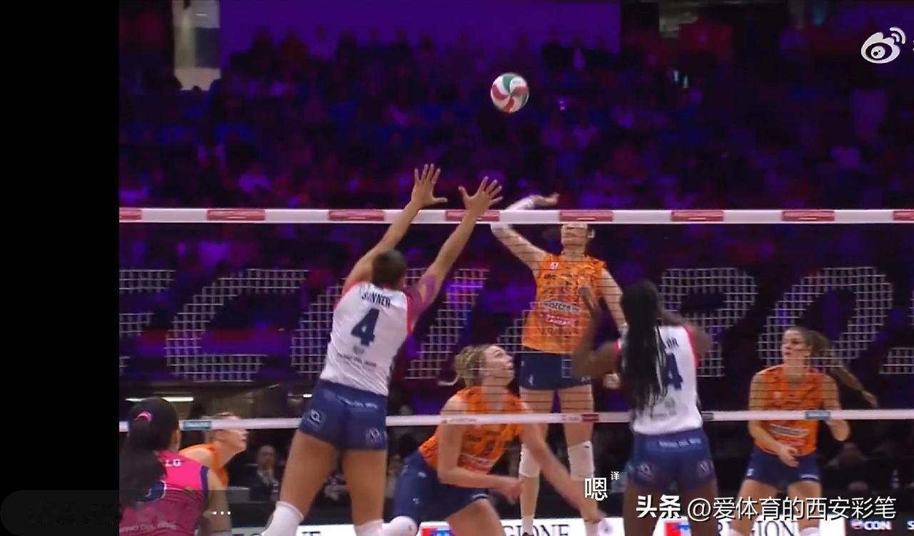 决赛，朱婷用她犀利的后攻拼得个人第一分[赞]
哈克防守起球后，沃沃什毫无犹豫地传