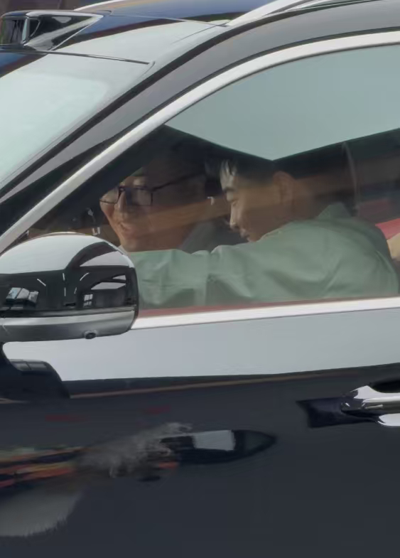 王皓凯旋回国后第一件事是提车世乒赛斯韦思林杯再度归属国乒，王皓执教功不可没，带队