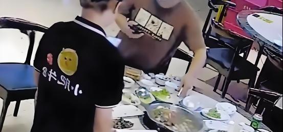 深圳，六个人去吃火锅，拿了八十盘牛肉，二十盘榴莲，结果吃不完，被扣 300 元押