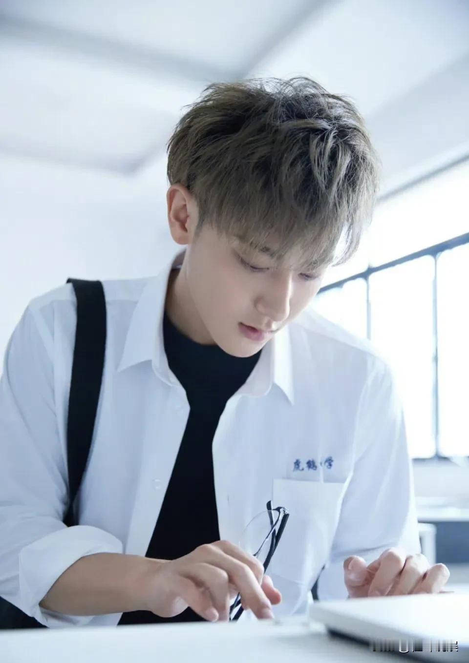 #来自青岛的黄氏霸总# 
黄子韬和黄晓明是同时山东青岛人，两人都拥有霸总属性[泪