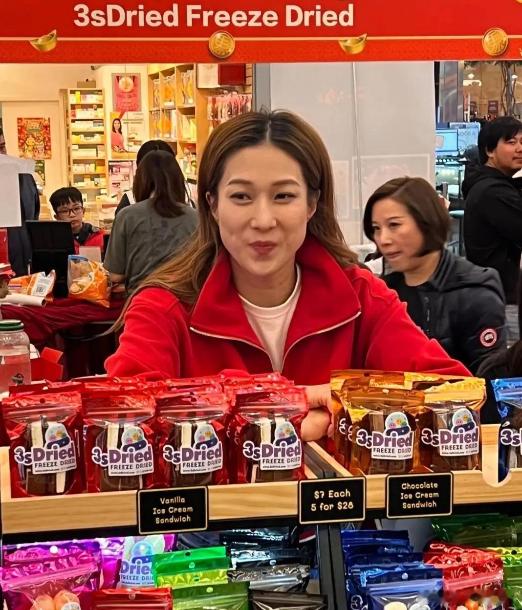 42岁钟嘉欣现身温哥华一家商场卖糖果年货，儿子和女儿陪着她一起卖年货，她态度热情