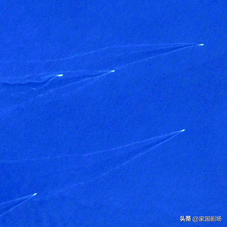 今天，伊朗在霍尔木兹海峡，部署了大量快速攻击艇。
     今天还在霍尔木兹海峡